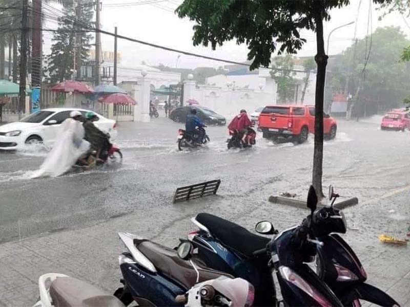 Xử lý tình huống khẩn cấp khi mưa lớn & Ngập lụt - Đảm bảo an toàn điện mùa mưa Xử lý tình huống khẩn cấp khi mưa lớn & Ngập lụt - Đảm bảo an toàn điện mùa mưa