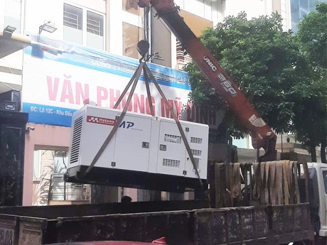 Đưa máy phát điện Alanta Power 100kVA vào vị trí lắp đặt